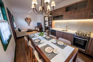 a kitchen and dining room with a table and chairs at Pousada Boutique Villa Chafariz Tiradentes in Tiradentes