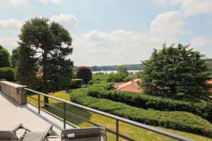 MontorfanoにあるMontorfano Garden Viewの家のバルコニーから庭園の景色を望めます。