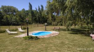 una pequeña piscina en medio de un patio en Casa De Campo El Corral in 