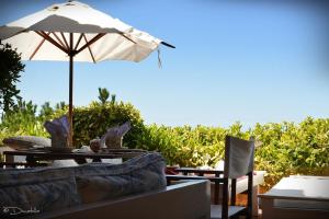 una mesa con sombrilla y sillas en el patio en Hotel La Bluette, en Punta del Este