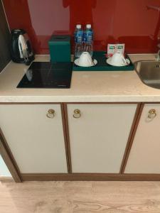 eine Küchentheke mit einer Spüle und einer Arbeitsplatte in der Unterkunft APEC Mandala Mũi Né Condotel in Ấp Thiẹn Ái