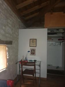 uma mesa num quarto com uma parede branca em Chez Yvette & Shoji em Mauvezin