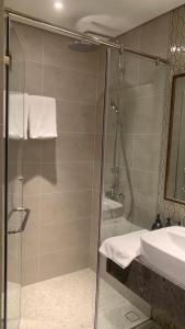 ein Badezimmer mit Dusche und Waschbecken in der Unterkunft APEC Mandala Mũi Né Condotel in Ấp Thiẹn Ái
