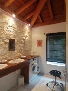 uma casa de banho com 2 lavatórios e uma máquina de lavar roupa em Chez Yvette & Shoji em Mauvezin