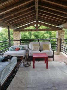uma sala de estar com dois sofás e uma mesa vermelha em Chez Yvette & Shoji em Mauvezin