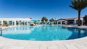 ein großer Pool in einem Resort mit Palmen in der Unterkunft Windsor At Westside Superpower 8801 in Kissimmee