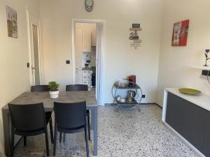 cocina con mesa y sillas en una habitación en Lingotto relax, Inalpi, Lingotto Fiere, stadio, centro Torino en Turín