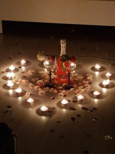 una mesa con velas y una botella de vino y luces en Apartament Czarna Perła z balkonem, en Szaflary