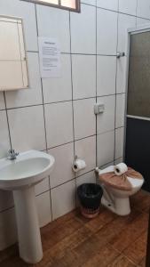 a bathroom with a sink and a toilet at Hotel Portela I -Barretos in Barretos