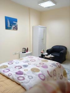 MBZ - Pleasant Stay في أبوظبي: غرفة نوم بسرير كبير في غرفة