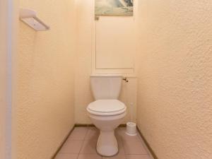 - une salle de bains avec des toilettes blanches dans une cabine dans l'établissement Studio Le Corbier, 1 pièce, 4 personnes - FR-1-267-197, au Corbier