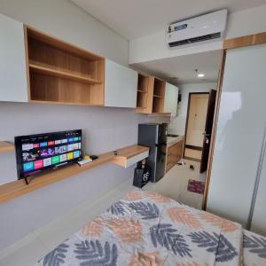 a small kitchen with a bed in a room at Springwood Residence by Tentrem Room in Warungmangga
