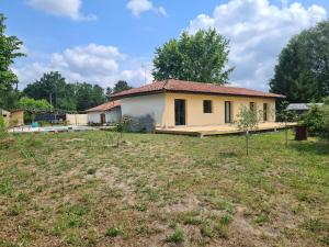 a small house in a field with a yard at Villas Floryanne in Parentis-en-Born