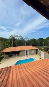 布希奧斯的住宿－Casa em Búzios，一座带瓷砖屋顶和游泳池的房子