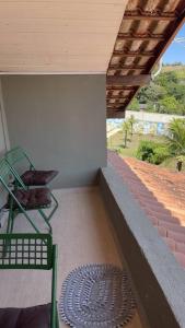 布希奧斯的住宿－Casa em Búzios，阳台配有两把椅子和地毯。