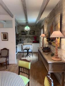 艾格－莫爾特的住宿－Appartement des Sablons，厨房以及带桌椅的用餐室。