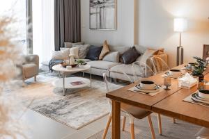 uma sala de estar com um sofá e uma mesa em Brand new 2B/R with Burj Khalifa and Fountain View no Dubai