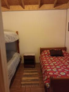 1 Schlafzimmer mit 2 Etagenbetten in einem Zimmer in der Unterkunft Cabaña Martita in Pucón