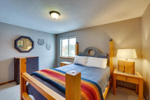 Postel nebo postele na pokoji v ubytování Pet-Friendly Granby Cabin, 13 Mi to Winter Park!