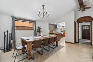 Allensparkにある5 Bd Cabin W Private Hot Tubの木製のテーブルと椅子のあるキッチンとダイニングルーム