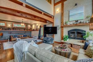 uma sala de estar com um sofá e uma lareira em Luxury Vashon Vacation Rental with Beach Access! em Vashon