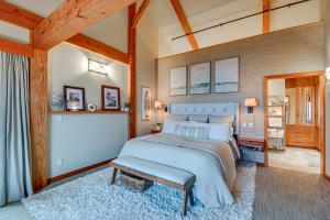 um quarto com uma cama grande e um banco em Luxury Vashon Vacation Rental with Beach Access! em Vashon