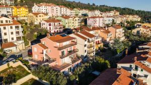 Nespecifikovaný výhled na destinaci Rabac nebo výhled na město při pohledu z apartmánu