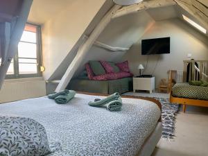 a bedroom with a bed with two towels on it at Maison de pêcheur rénovée à 3 mn de la mer. in Cayeux-sur-Mer