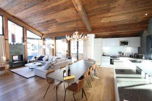 sala de estar con sofá y mesa en Heinrida en Saas-Fee