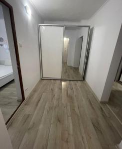 una habitación vacía con un espejo grande en la pared en Enjoy Apartment Barlad en Bîrlad