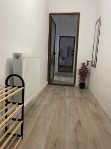 um quarto vazio com um espelho e um corredor em Enjoy Apartment Barlad em Bîrlad