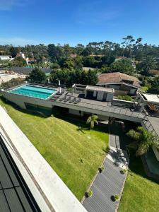 - une vue aérienne sur une maison avec une piscine dans l'établissement Sea Breezes, à Punta del Este