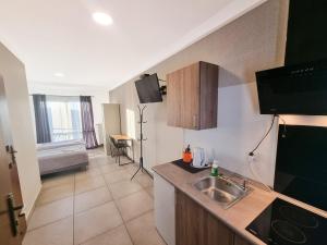 Kuchyň nebo kuchyňský kout v ubytování Orange Tree Hotel