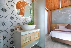 Ein Bett oder Betten in einem Zimmer der Unterkunft Tam Coc Serenity Hotel & Bungalow