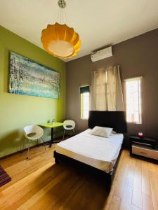 - une chambre avec un lit, une table et des chaises dans l'établissement Krishna Guest House, à Monterrey