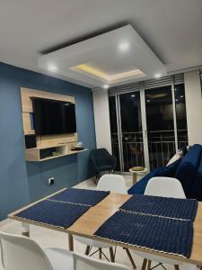 Cette chambre dispose d'une table, de chaises et d'une télévision. dans l'établissement Apartamento Ibagué La Samaria Mirolindo, à Ibagué