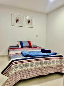 Un dormitorio con una cama con una manta. en Apartamento Ibagué La Samaria Mirolindo, en Ibagué