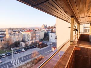 een balkon met uitzicht op de stad bij Orange Tree Hotel in Będzin