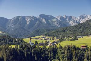 un villaggio in una valle con montagne sullo sfondo di Ferienwohnungen Moser a Steinberg am Rofan