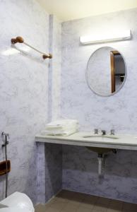 Days inn by Wyndham Uberlândia في أبرلانديا: حمام مع حوض ومرآة