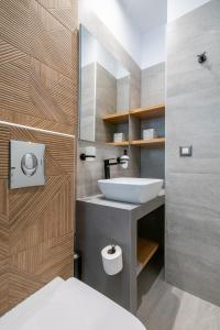 a bathroom with a sink and a mirror at Kondias Experience in Kondiás