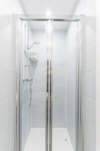 バーミンガムにあるExclusive Studio Retreatのバスルーム(ガラスドア付きのシャワー付)
