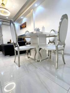ein Esszimmer mit einem Tisch und 2 Stühlen in der Unterkunft Spacieux duplex à louer à Dakar in Dakar