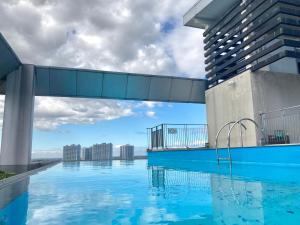 a swimming pool on the roof of a building at Condo Glamping at Vinia in Manila