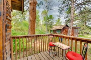 um deque com uma mesa e cadeiras e um camarote em Minnehaha Allenspark Cabin Near Hiking! em Allenspark