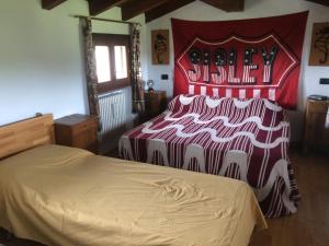 - une chambre avec un lit doté d'un couvre-lit rouge et blanc dans l'établissement Casa del Sole Borgo Prediera, 