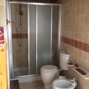 La salle de bains est pourvue d'une douche, de toilettes et d'un lavabo. dans l'établissement Casa del Sole Borgo Prediera, 
