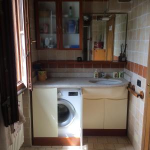 La salle de bains est pourvue d'un lave-linge et d'un lavabo. dans l'établissement Casa del Sole Borgo Prediera, 