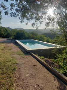 una piscina en la cima de una colina en Los Forasteros en Córdoba