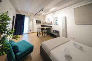 Un dormitorio con una cama y una mesa. en Run House 07 Rooms & Apartments, en Cassano delle Murge